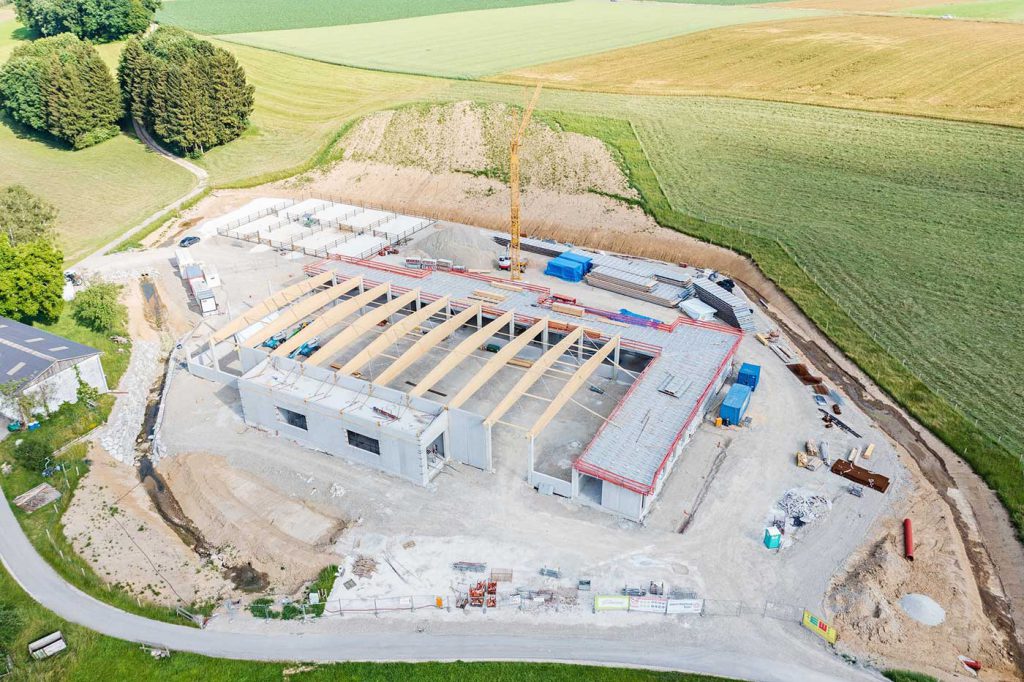 Reitanlage Drohnenfoto seitlich