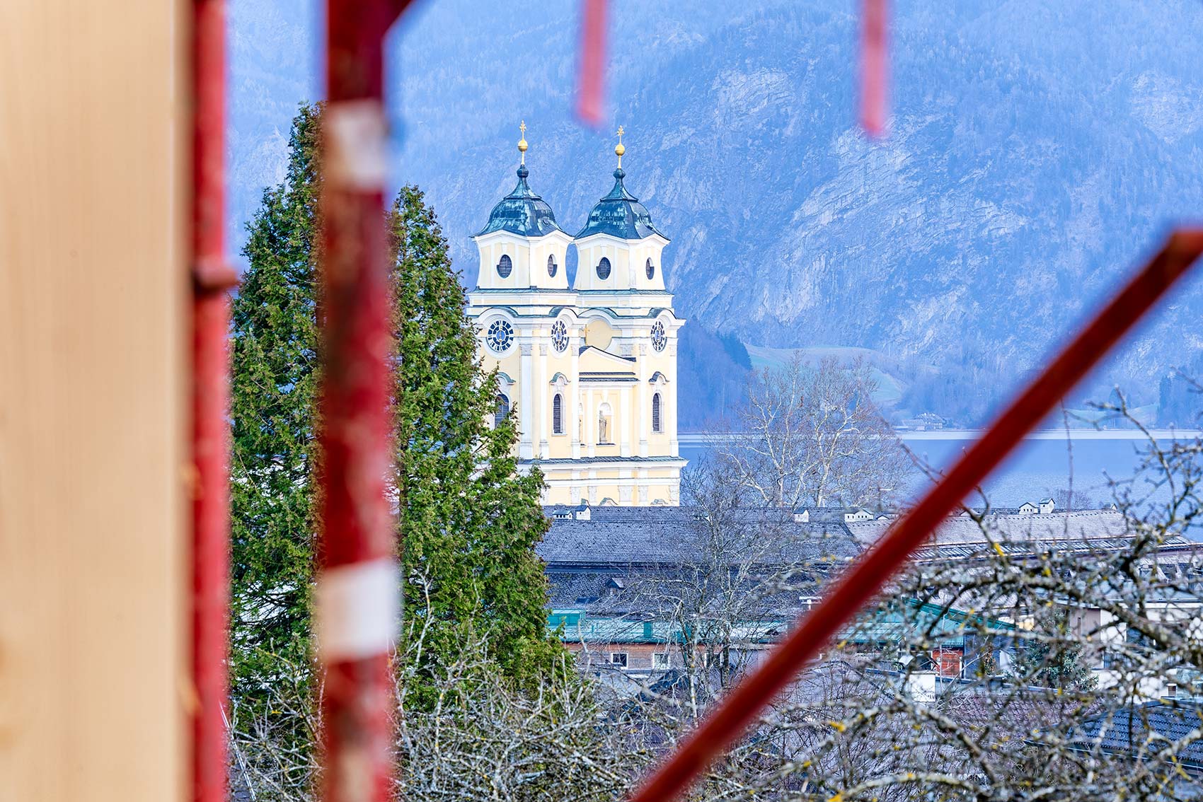 Blick Kirche Wohnhaus Birkengasse Mondsee